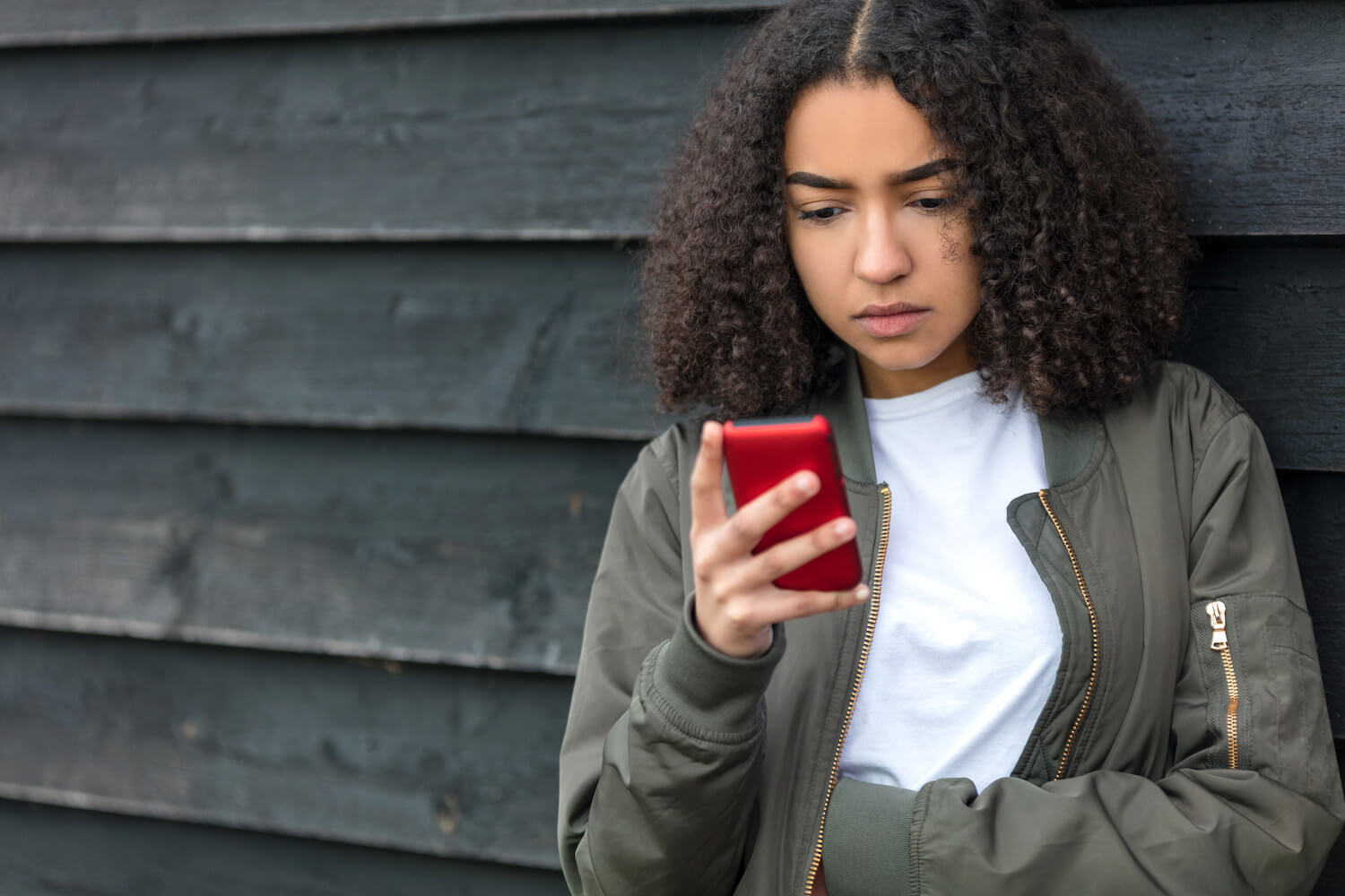 woman researching about cancer on her phone and looking for advice on what to say to someone diagnosed with cancer